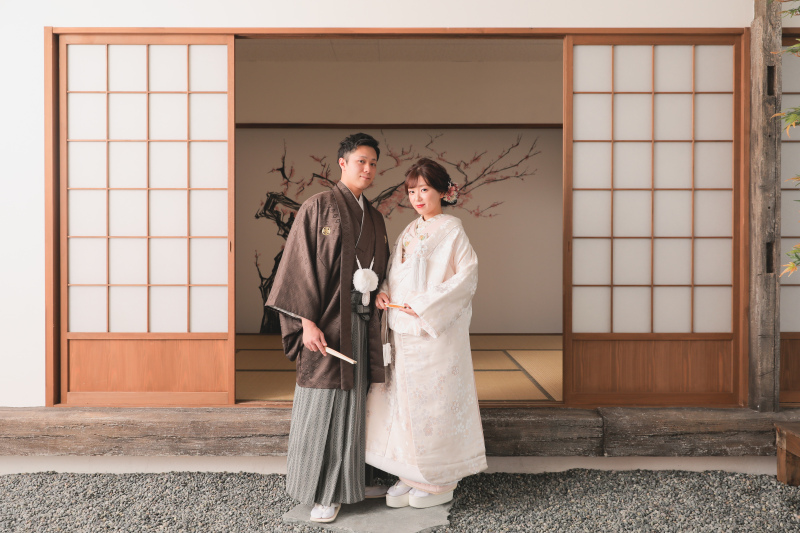 1枚目はフォーマルな立ち姿◎