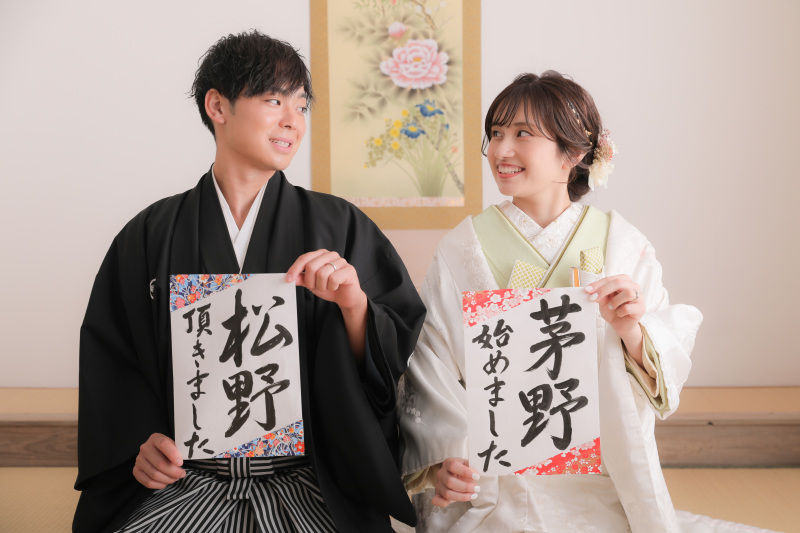 定番の正座のショットに小物を