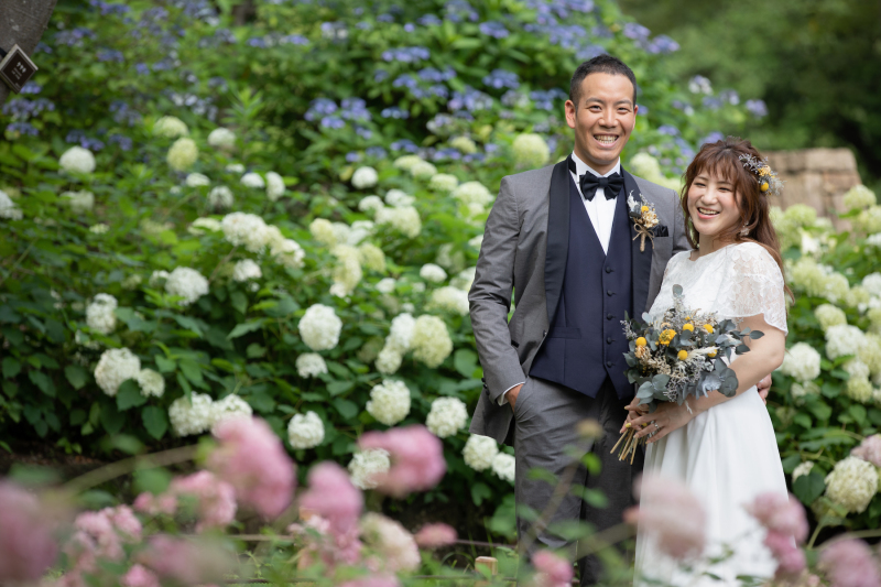 お花がふたりをお祝いしているみたい