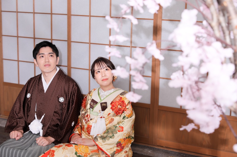 縁側に腰掛けて季節感のあるお写真