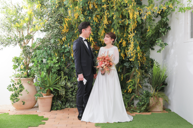 ミモザの背景で立ち姿