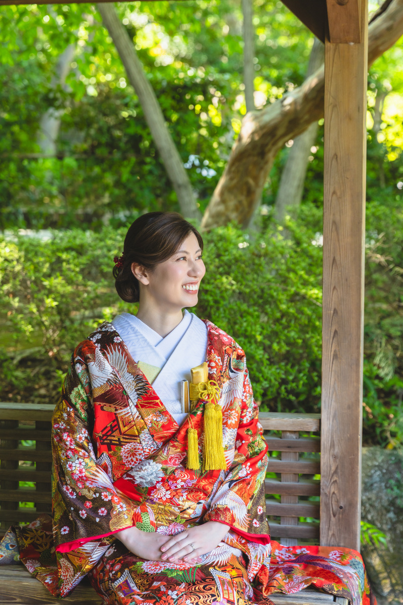 木陰で一息、和やかな横顔