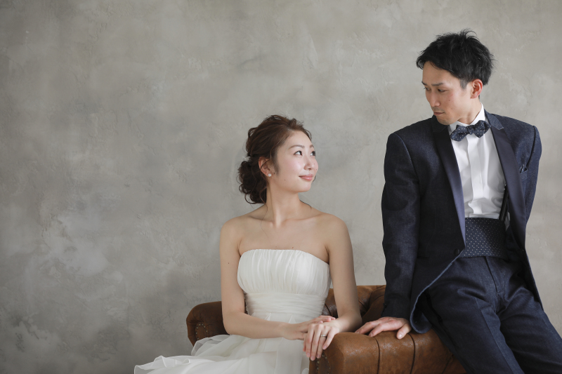 アンティークの椅子に腰掛けて