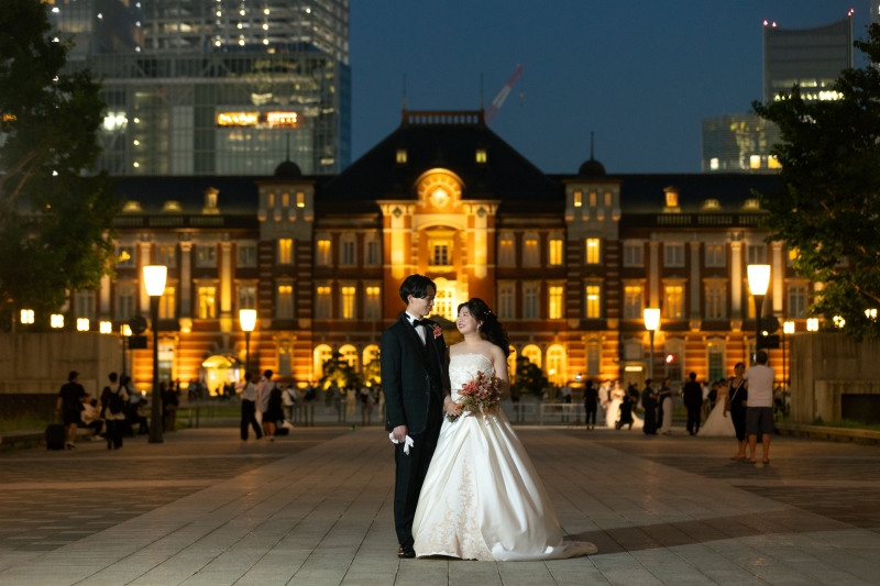 東京駅を背景に
