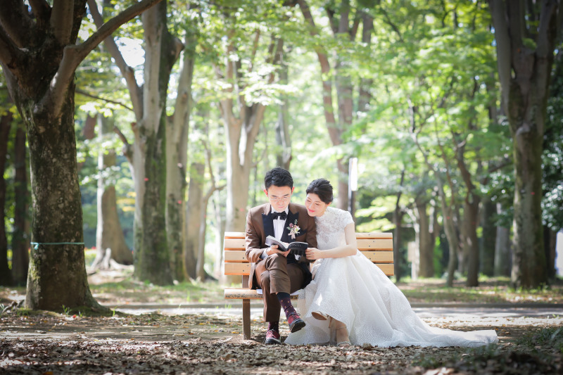 木漏れ日の中、ベンチに座って