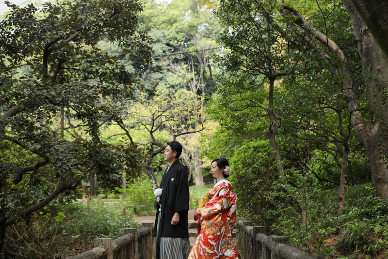 橋の上で