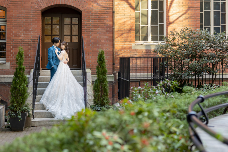 おしゃれな建物前で