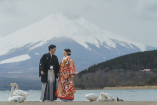 二人と白鳥と富士山