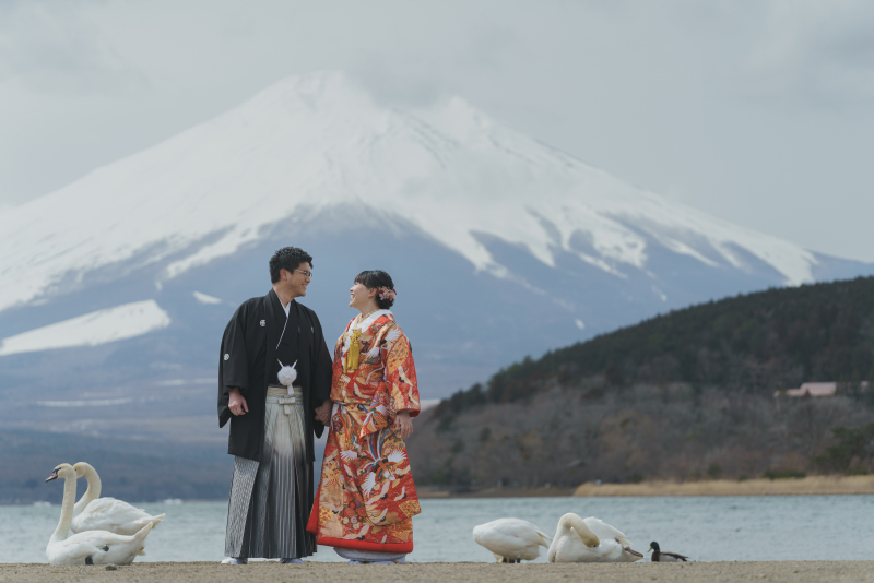 二人と白鳥と富士山