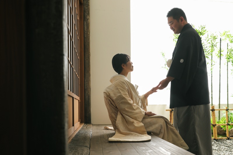 差し伸べた手を