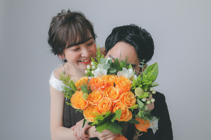 後ろからちょっかいを出す新婦さんが可愛いショット