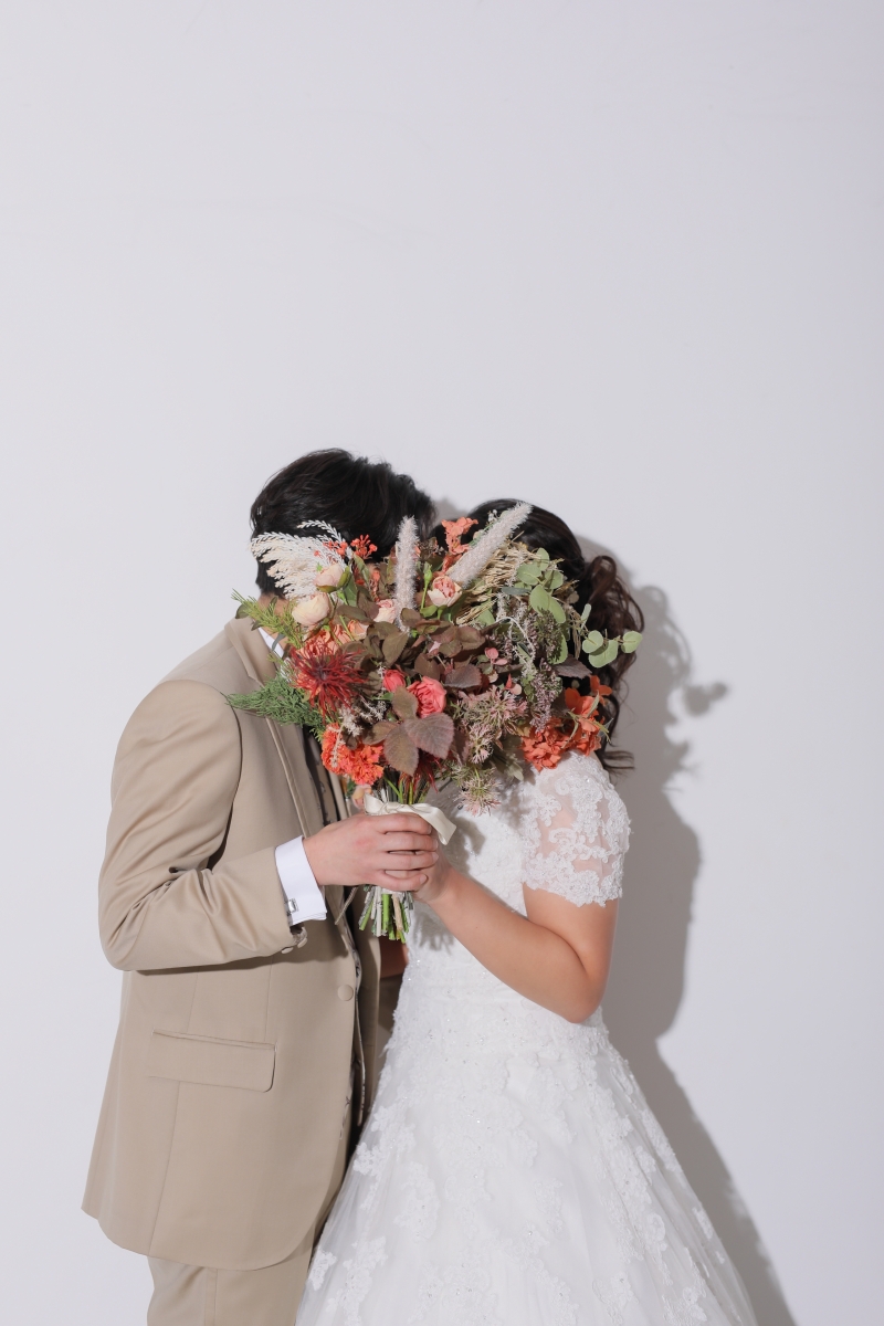 ブーケでお顔を隠して