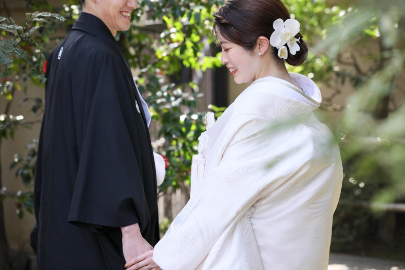 手を繋ぐシーン