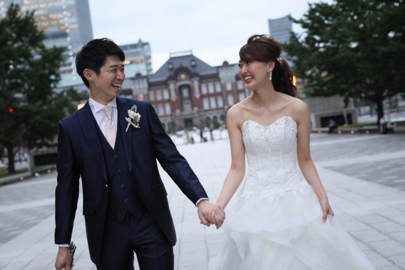 東京駅をバックに歩いていただきました！