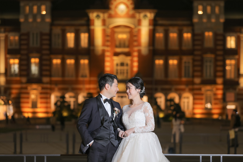 東京駅を背景に