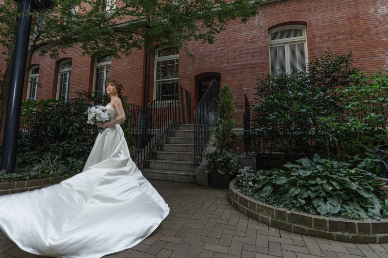 ドレスのボリュームを活かして