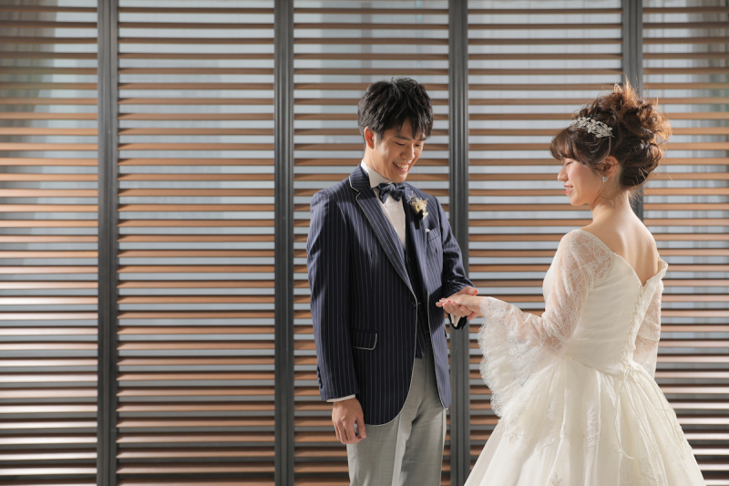 手を取り合って