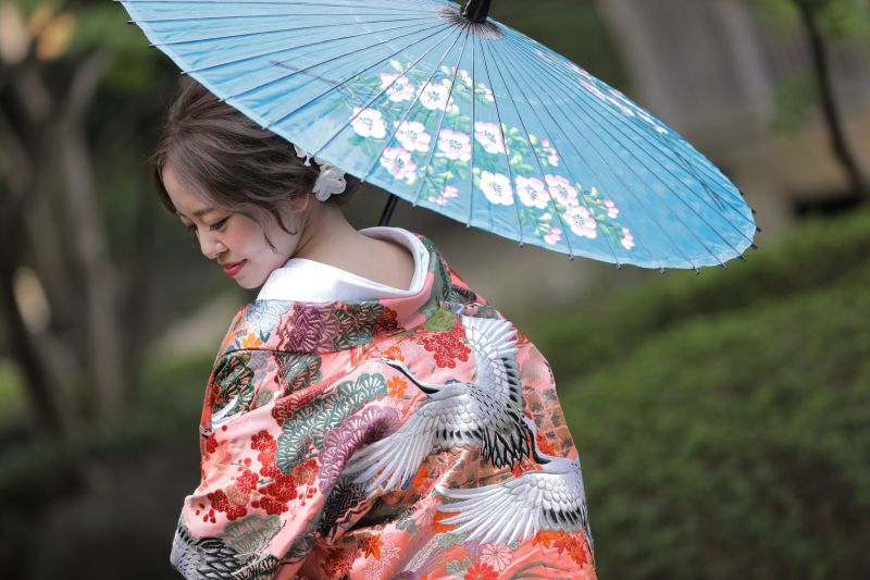 お傘とお着物にパッと幸せなお花が咲きました!