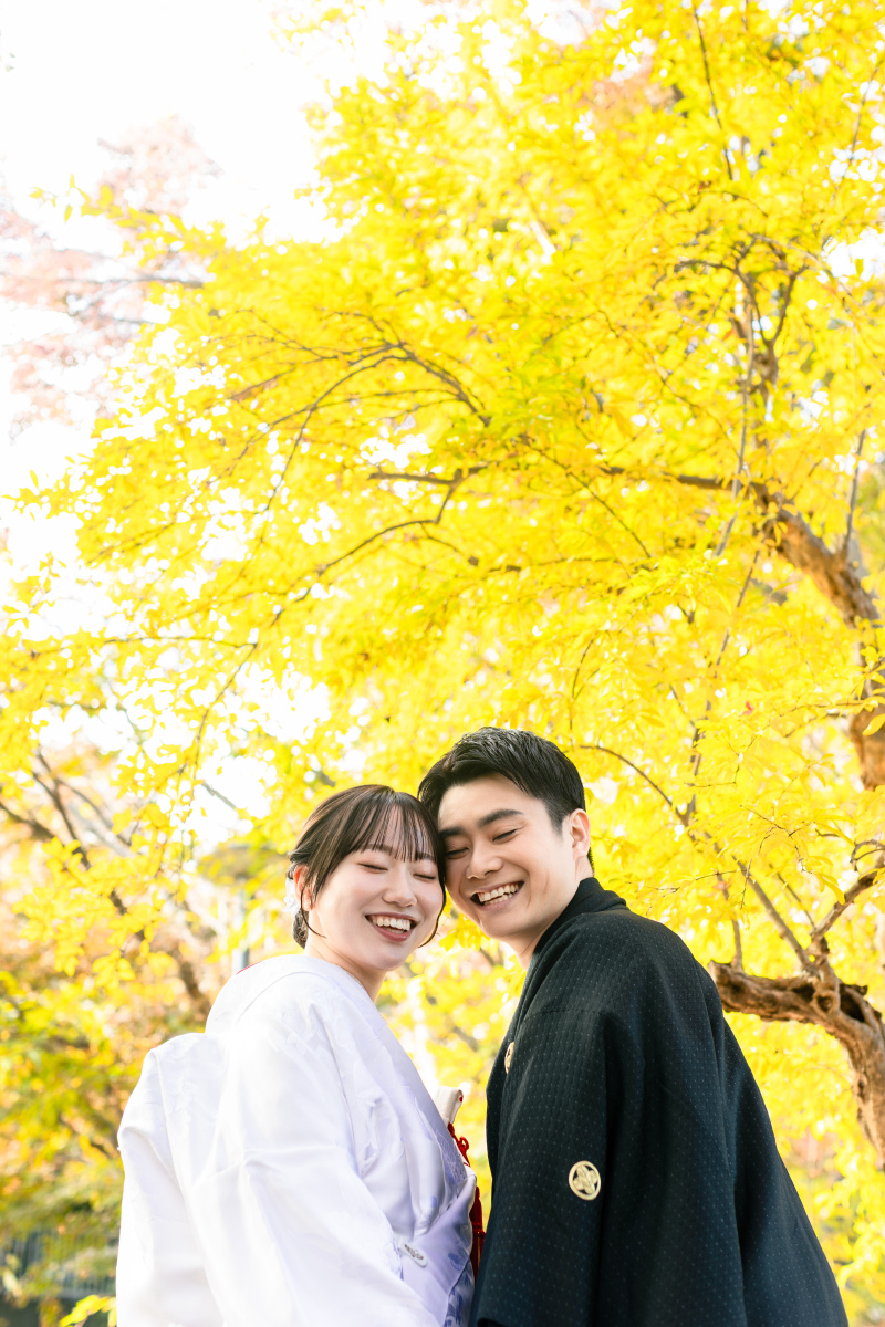 お互いに身を寄せ合うショット