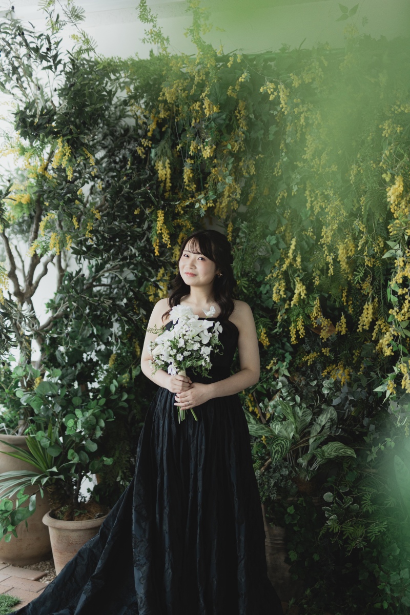 可憐に華やぐシックなドレス姿
