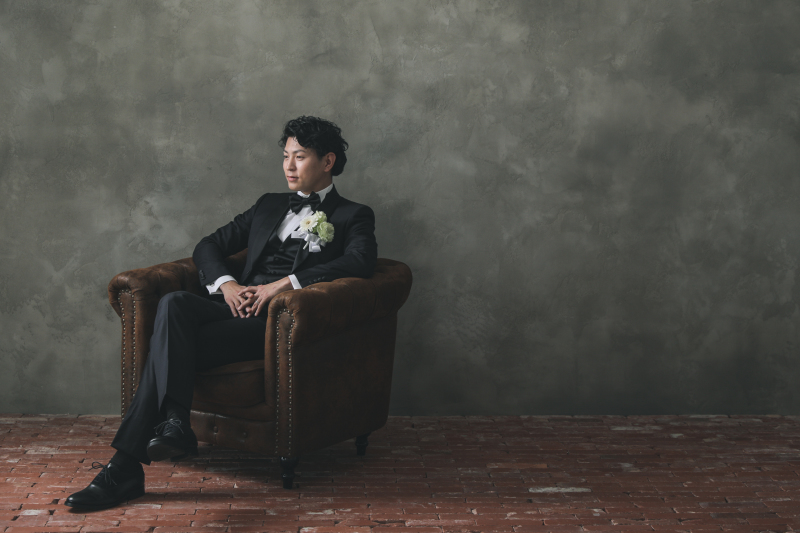 アンティークの椅子に腰掛けて