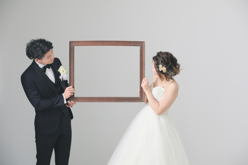 ふたりが持った額縁にはなに入るでしょう？