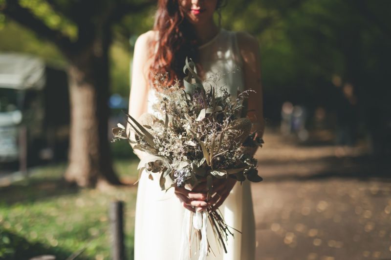 ドライフラワーのブーケを持って