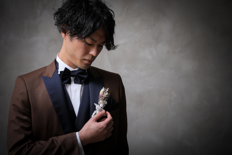 ブートニアに手をかざして