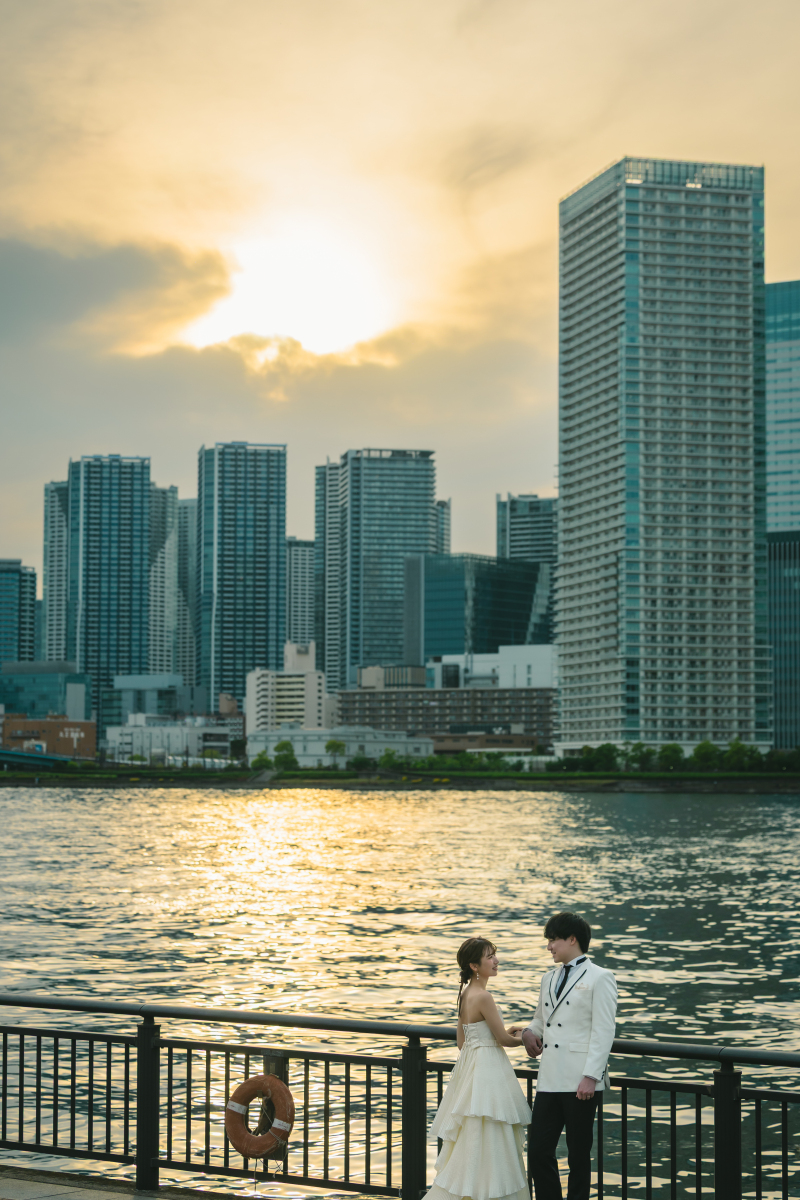 夕暮れの都会を背景に