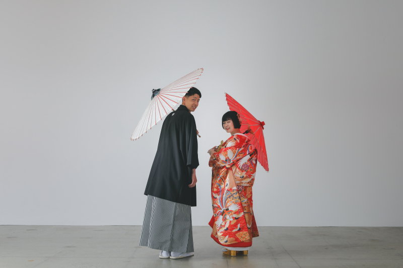 シンプルな背景で衣装が引き立ちます