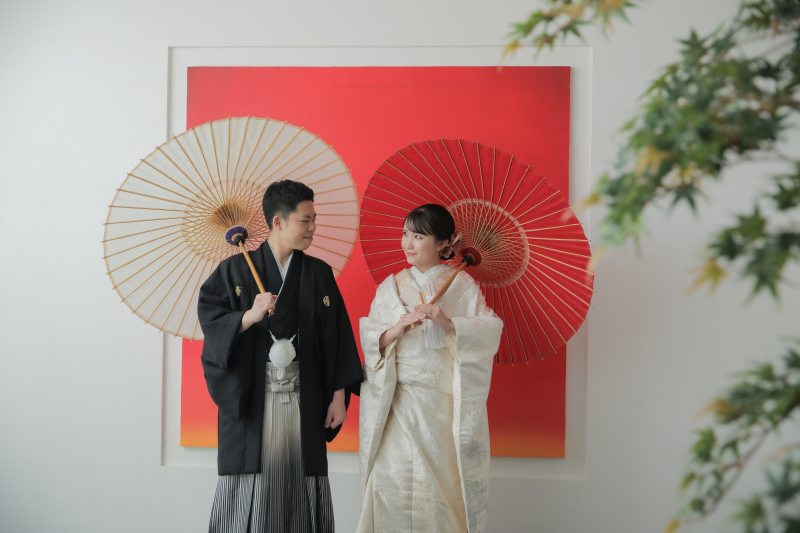 紅白色の和傘をもって