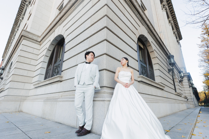 歴史的建築を背に