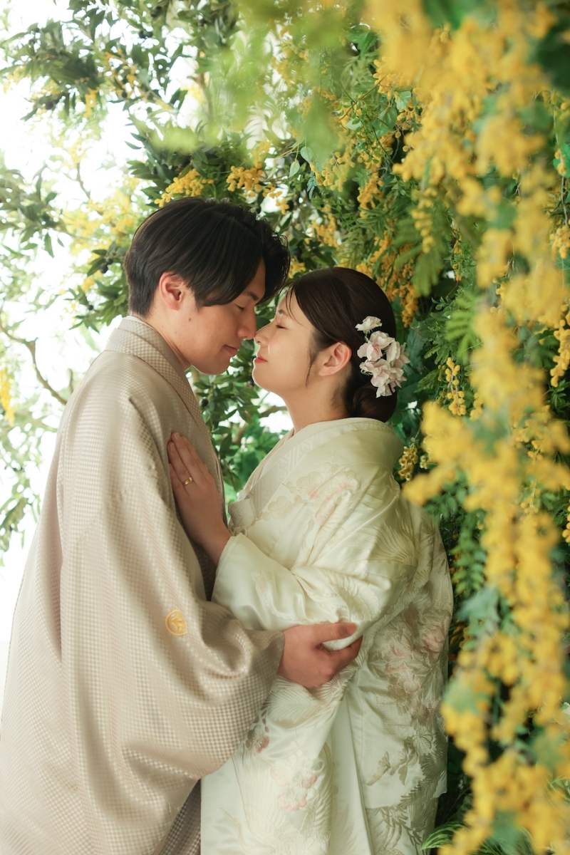 ミモザに囲まれて華やかに