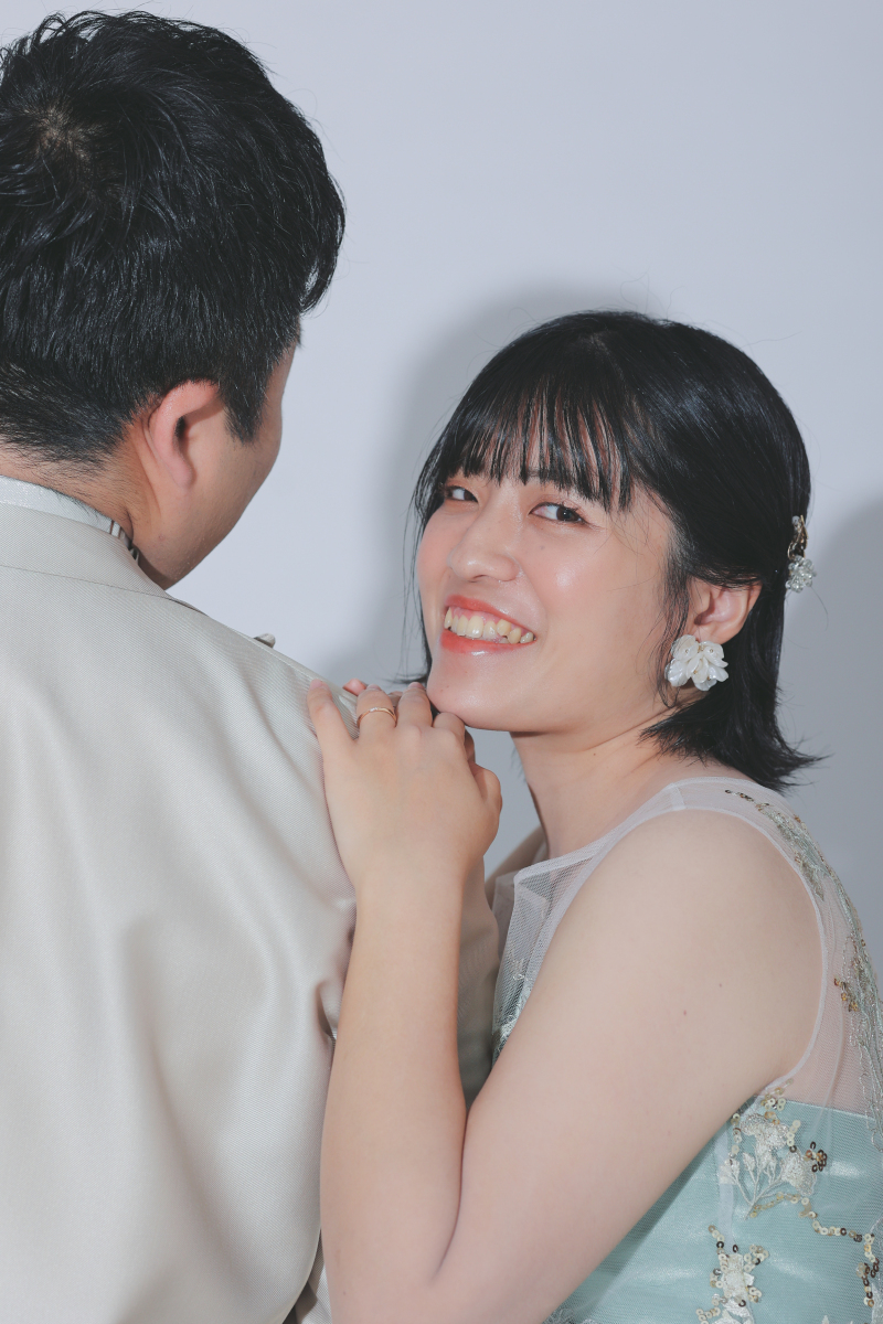 ちらっと振り返って