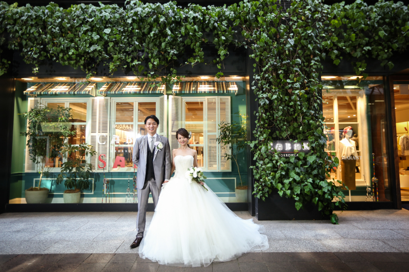 かわいいショップの前で