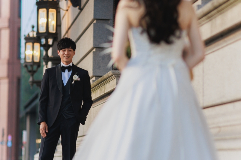 笑顔で見つめる。