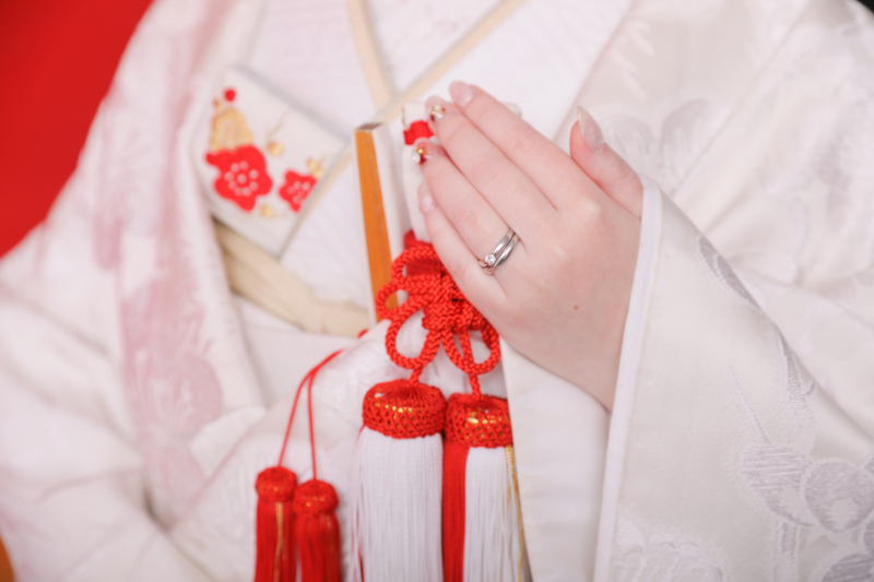 指輪が輝くお手元のショットも。