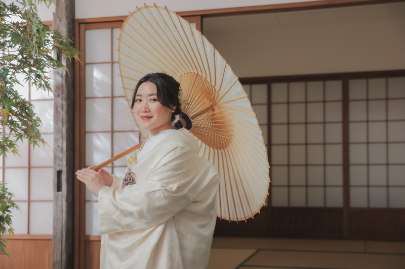 木漏れ日と和傘。