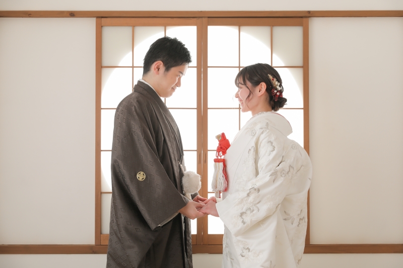 丸窓の前でしっとり