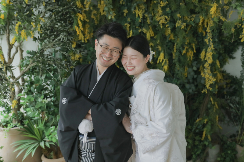 華やかなミモザ前で可愛らしく