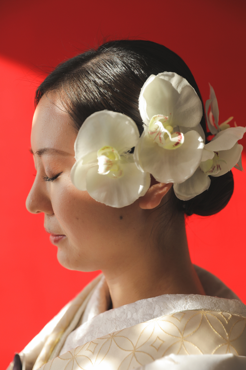 赤の背景に映える白無垢