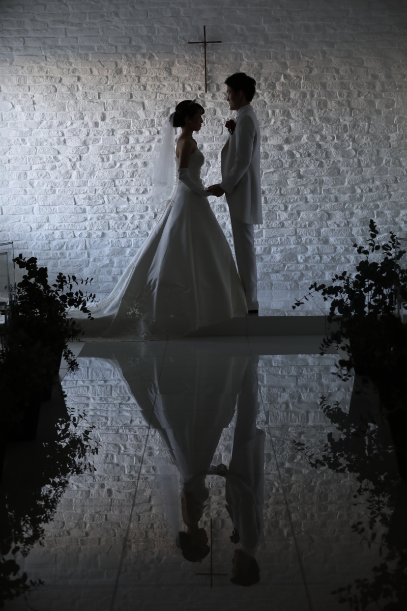 湖畔で寄り添うように