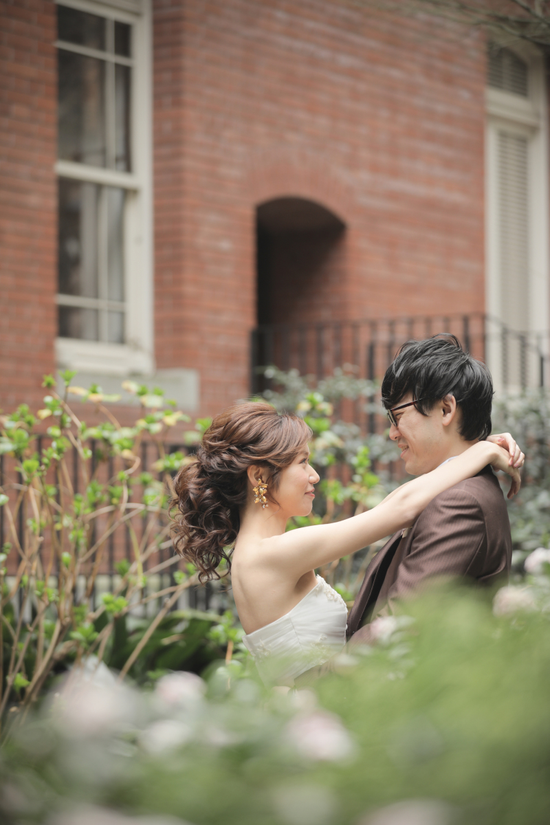 赤レンガをバックに♪