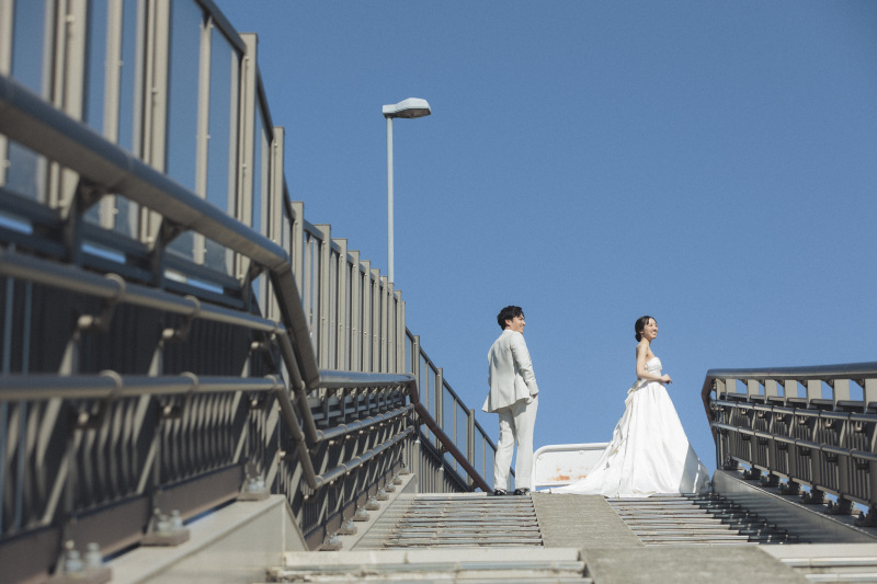 大きい歩道橋と青空