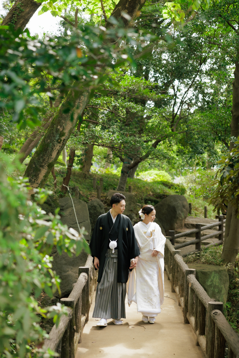 手を取り合って