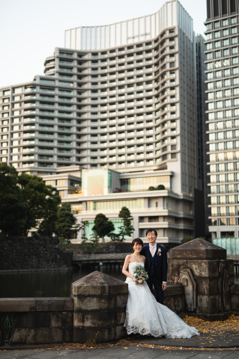 挙式会場をバックに！