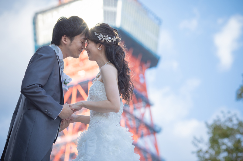 キラキラひかるタワーを背後に