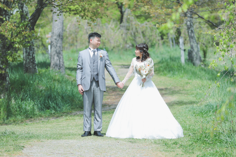 ドレスの白と、自然の緑と、