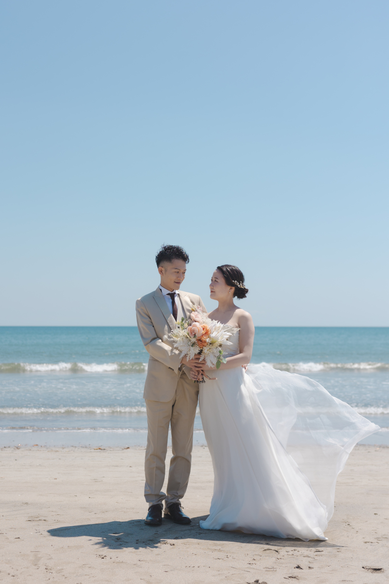 風になびくドレス