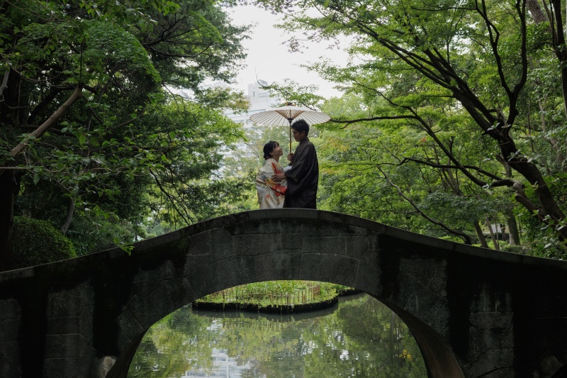 和傘とお二人と橋と